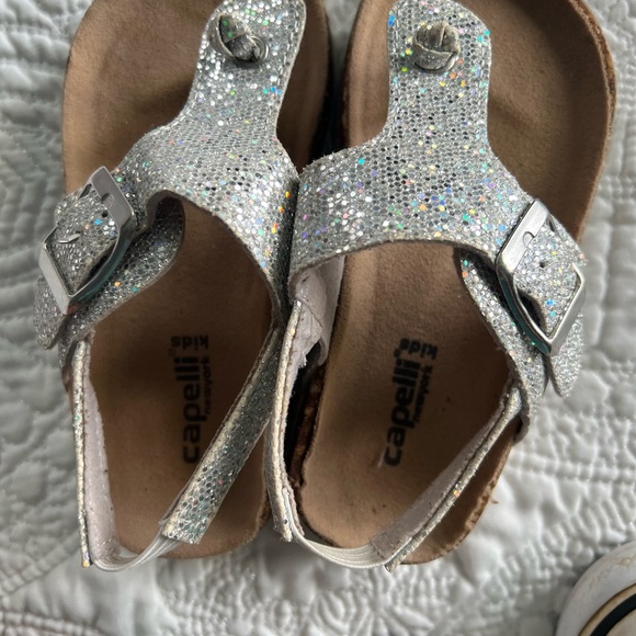 Toddler Girls Shoe Bundle- Size 8 Converse, Keen - Picture 6 of 8